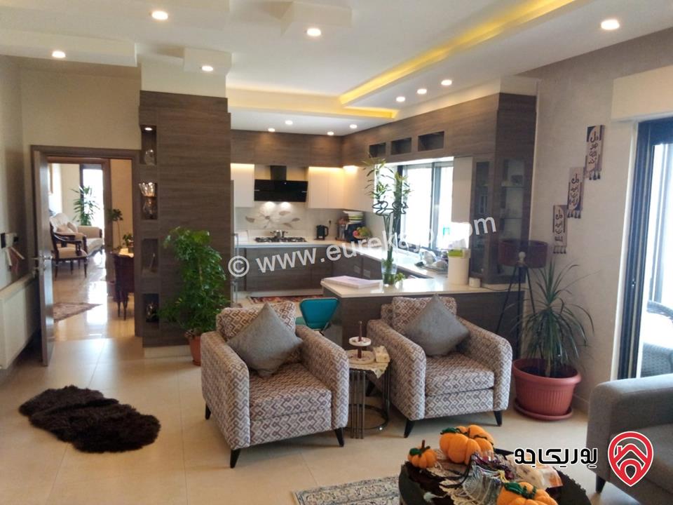 شقة طابق أخير مع روف مساحة 345م + ترس 60م للبيع في عمان - طريق المطار النخيل