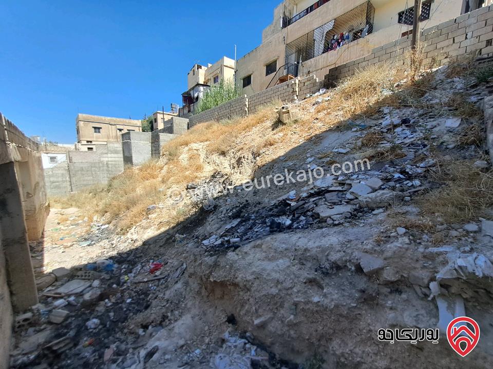 قطعة ارض مساحة 505م عليها منزل قديم للبيع في عمان - ماركا نادي السباق رقم 2 عن الشارع الرئيسي ويوجد عليها طريق من الخلف