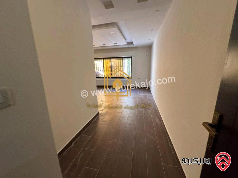 شقة سوبر ديلوكس طابق شبه ارضي مساحة 200م داخلي و 100م خارجي للايجار في عمان - طريق المطار 