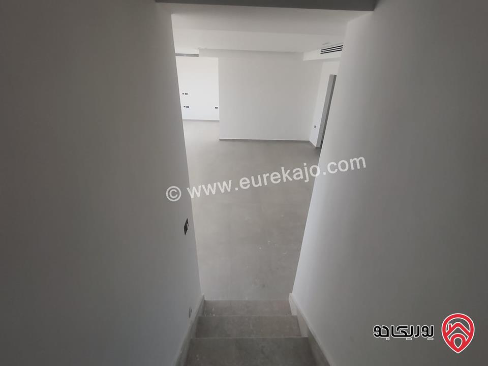 فلل متلاصقة مساحة الارض 250م مساحة البناء 500م للبيع في عمان - عبدون 