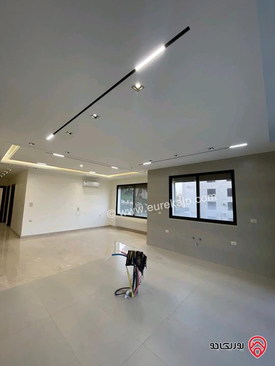 شقة جديدة طابق أرضي مساحة 230م داخلي و 40م خارجي للايجار في عمان - رجم عميش 