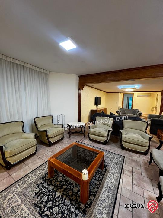 شقة مفروشة مع مسبح شبه ارضية مساحة 200م داخلي و 100م خارجي للايجار في عمان - عبدون