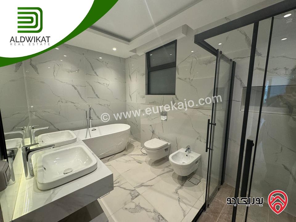 فيلا مستقلة للبيع في عمان - ام السماق مساحة الارض 1250م ومساحة البناء 670م ومساحة الحديقة 750م ومساحة الترس 200م