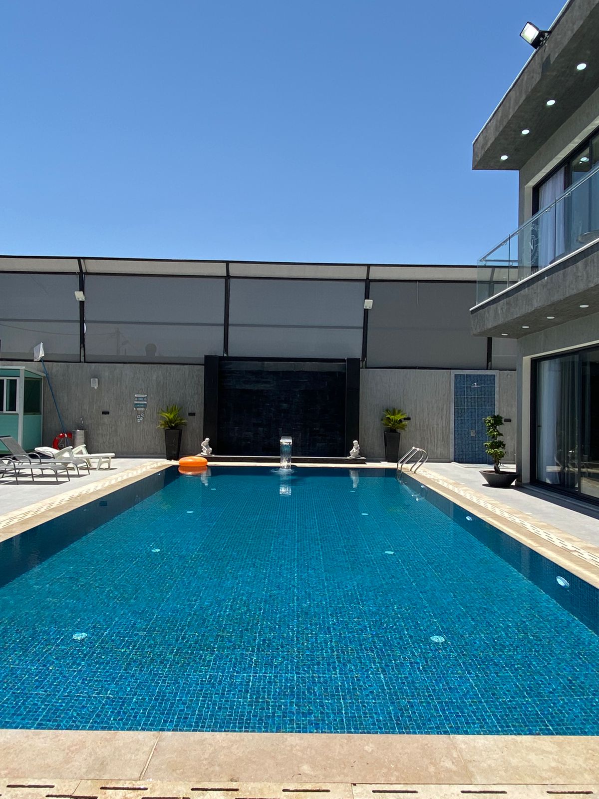 شاليه Nouf Villa مساحة الأرض 705م والبناء 355م للبيع في البحر الميت - الرامة 