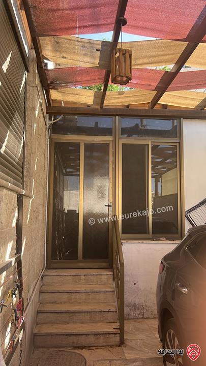 شقة أرضية مساحة إجمالية 300م بمداخل مستقلة للبيع في عمان - أم نوارة