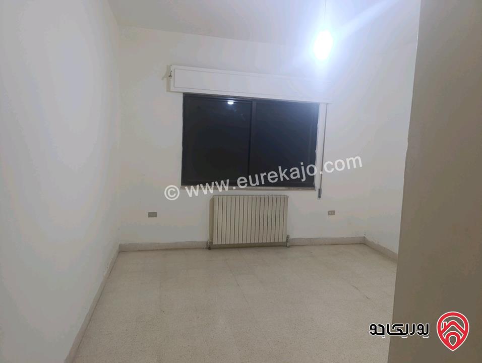 شقة طابق ثالث مساحة 160م وروف 30م للبيع في عمان - ام اذينة