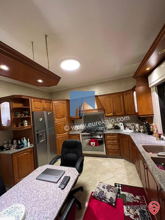 شقة فاخرة للبيع في عمان - الكرسي - خلف إدارة السير طابق ثالث 180م مع روف 120م بسعر مغري