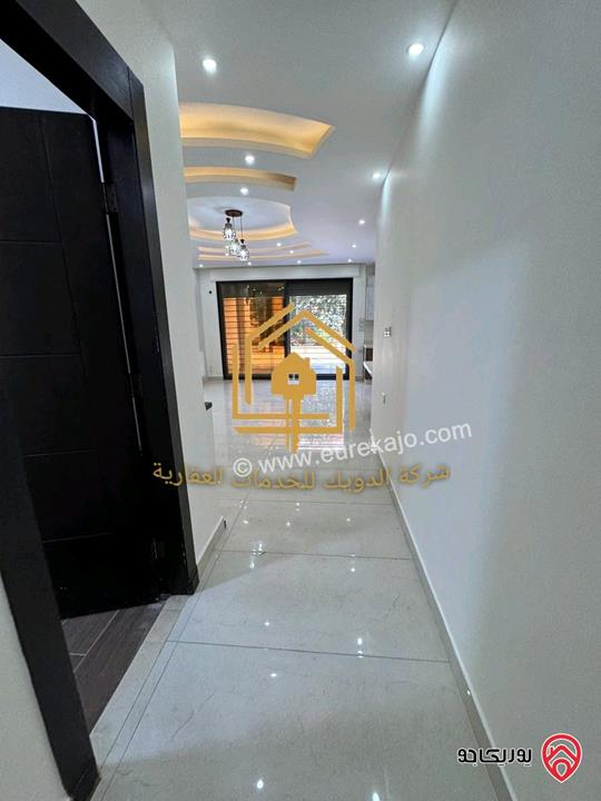 شقة سوبر ديلوكس طابق شبه ارضي مساحة 200م داخلي و 100م خارجي للايجار في عمان - طريق المطار 