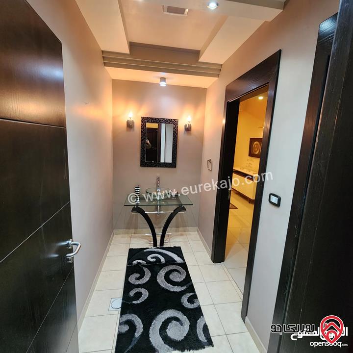 شقة مفروشة أرضية مساحة 241م داخلي و 28م خارجي للايجار في عمان - خلدا