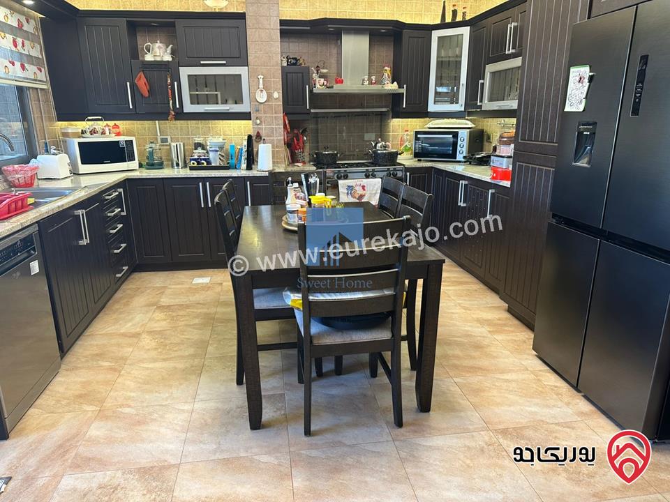 شقة طابقية طابق ثالث 250م تشطيب سوبر ديلوكس للبيع في عمان - أم السماق 