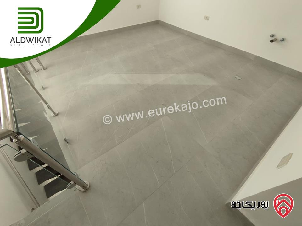 شقة للبيع في عمان - خلدا طابق اخير مع روف مساحة البناء 285م ومساحة الترس 125م