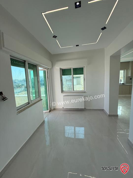 شقة طابق أخير مساحة 151م مرتفعة ذو اطلالة جميلة مجددة بالكامل للبيع في عمان - دير غبار