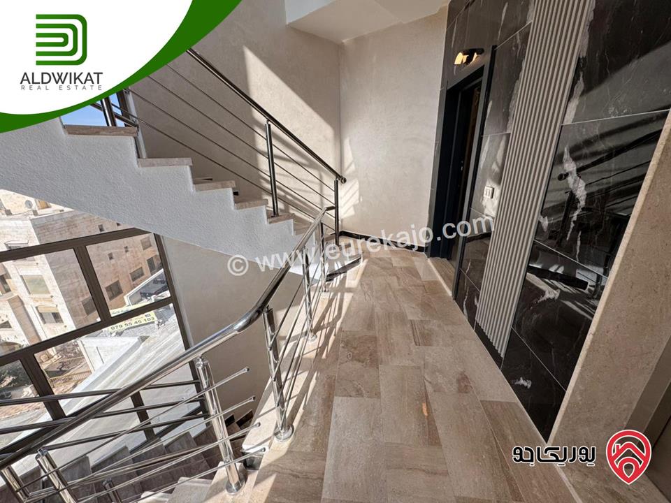 شقة طابقية مع روف للبيع في عمان - تلاع العلي مساحة البناء 260م ومساحة الترس 70م على شارعين