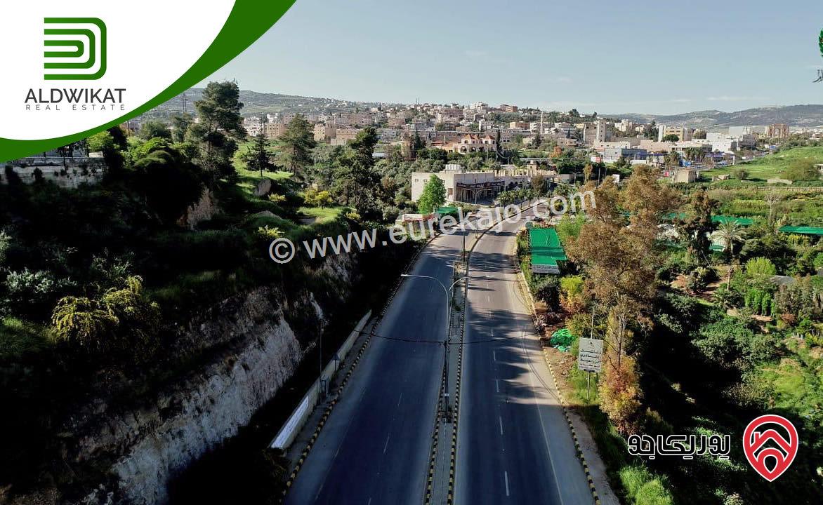 ارض مميزة جدا للبيع في جرش / شارع جرش عمان الرئيسي مساحة الارض 3400 م تصلح للاستثمار