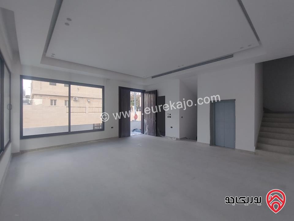 فلل متلاصقة مساحة الارض 250م مساحة البناء 500م للبيع في عمان - عبدون 