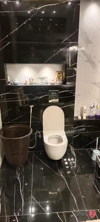 شقة طابق شبه ارضي مساحة 215م داخلي و حديقة 200م للبيع في عمان - ناعور وادي الكيرا