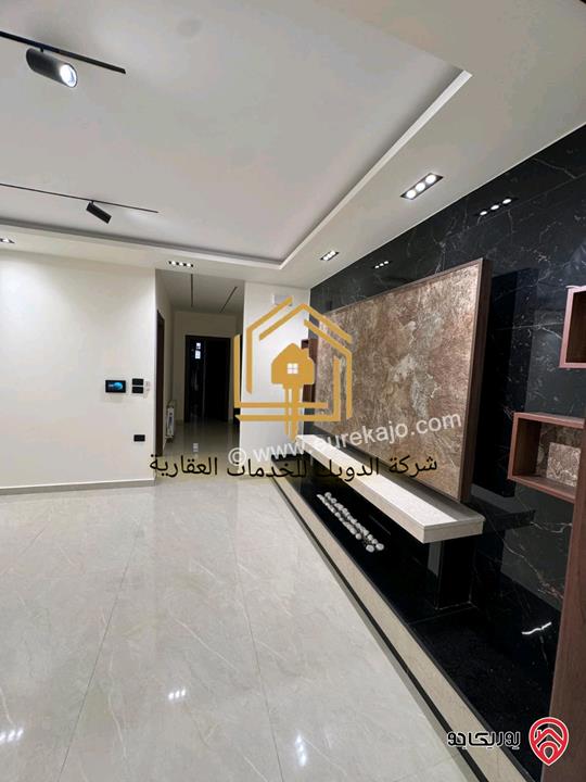 شقة جديدة لم تسكن مساحة 230م داخلي و 250م خارجي للايجار في عمان - الجبيهة 