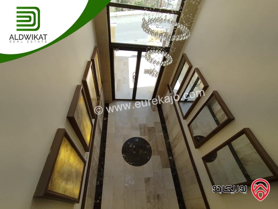 شقة مميزة طابق ارضي مساحة البناء 200م ومساحة الترس 25م للبيع في عمان - خلدا