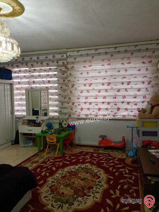 شقة مع روف مساحة 124م للبيع في عمان - الياسمين بالقرب من دوار الصخرة 