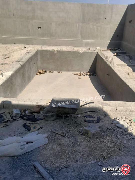 شاليه مساحة الأرض 306م والبناء 90م للبيع في البلقاء - بمنطقة الكرامة