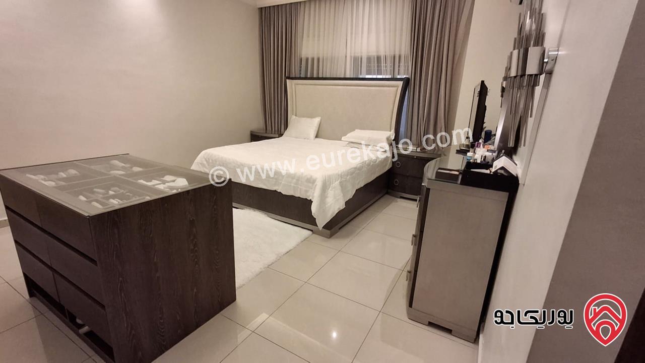 شقة فاخرة مفروشة طابق أخير مع روف مساحة 300م للايجار في عمان - الرابية