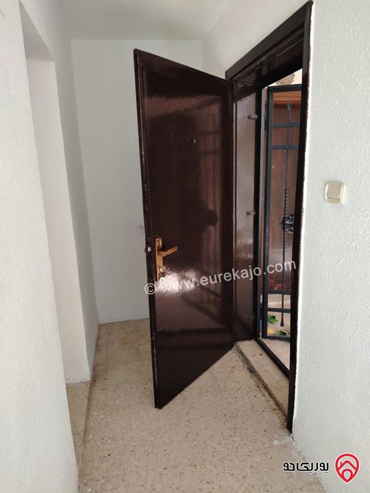 شقة طابق ثاني فني مساحة 60م للايجار في اربد بجانب كلية بنات اربد غرفتين نوم وصالة ومطبخ وحمام