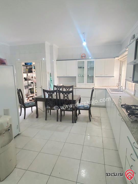 شقة طابقية مساحة 290م للبيع في عمان - الرابية 