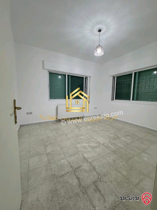 شقة فارغة طابق ثالث مساحة 200م للإيجار في عمان - ضاحية الرشيد 