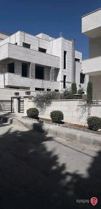 فيلا مستقلة عظم مساحة 1 دونم على أرض 974م للبيع في عمان - دابوق منطقة سكن خاص ا