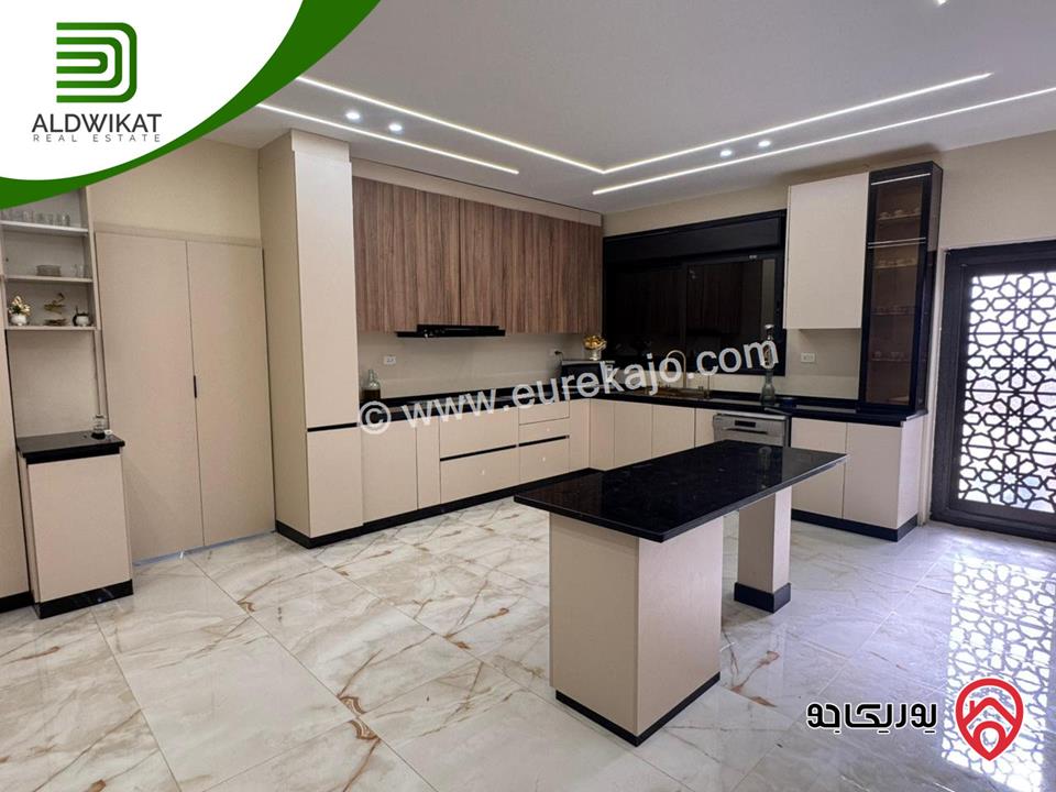 فيلا مستقلة للبيع في ناعور / شارع السلام مساحة الارض 900م ومساحة البناء 1000م ومساحة الحديقة 300م ومساحة الترس 100م