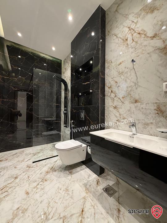 شقة سوبر ديلوكس طابق ثالث مع روف مساحة 229م داخلي و 120م خارجي للبيع في عمان - حي الصحابة  