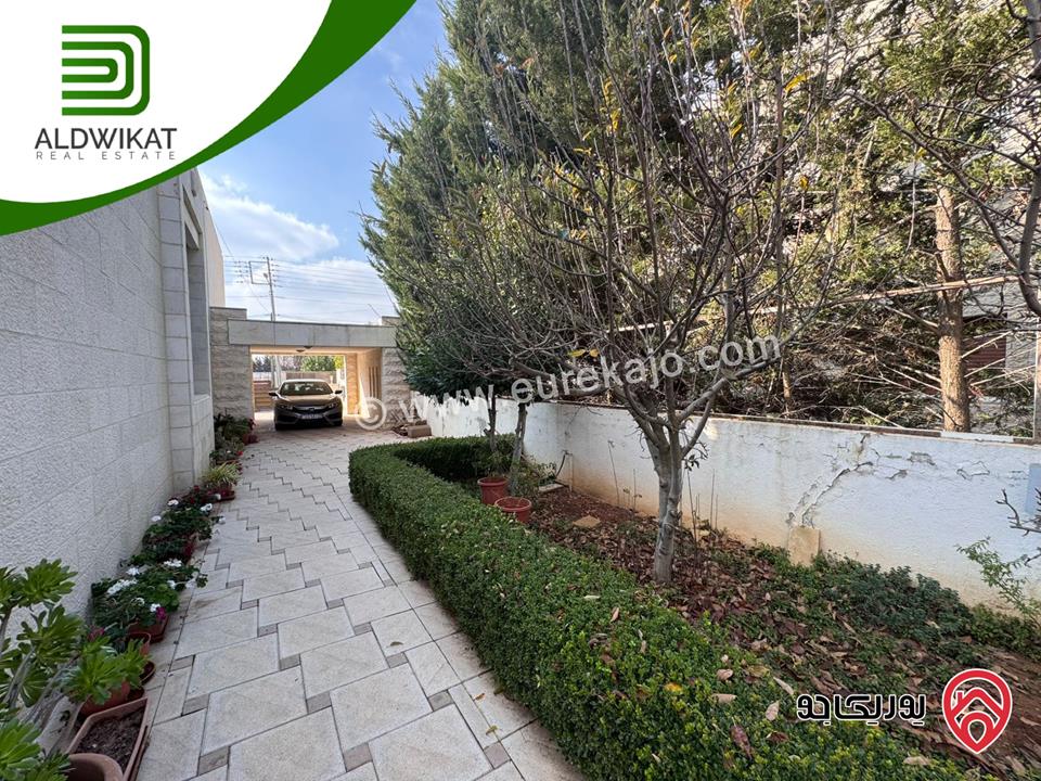 فيلا مساحة الارض 1600م ومساحة البناء 1100م مساحة الحديقة 400م للبيع في السلط - منطقة السرو 