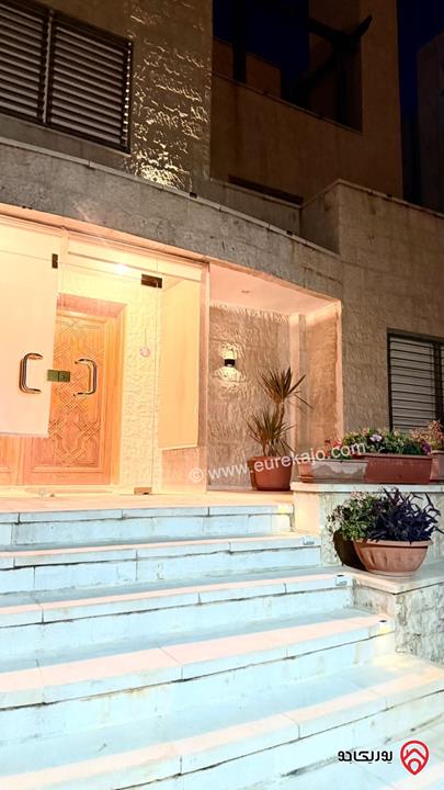 فيلا كبيرة مساحة البناء 800م على أرض 746م مع مسبح وحديقة واسعة للبيع في أرقى مناطق عمان الغربية - الكرسي