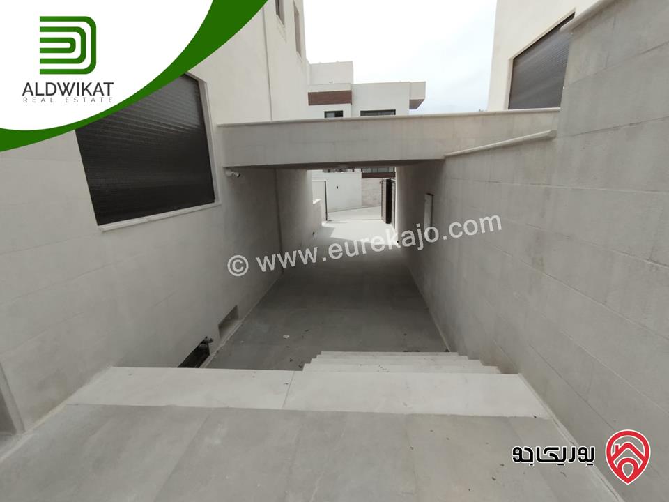 فيلا للبيع في عمان - دابوق مساحة الارض 550م ومساحة البناء 655م ومساحة الحديقة 250م