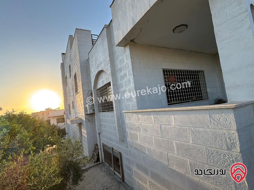 فيلا مساحة 540م على أرض 1250م للبيع في اربد - الحصن مقابل مسجد ظفار