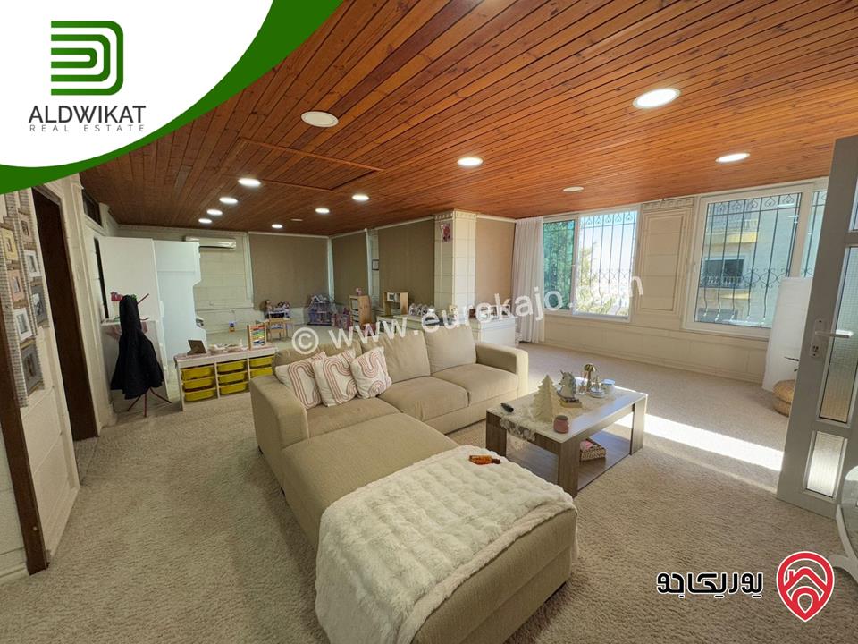 فيلا مساحة الارض 760م ومساحة البناء 800م ومساحة الحديقة 400م للبيع في عمان - الجبيهة/ خلف الجامعة الاردنية