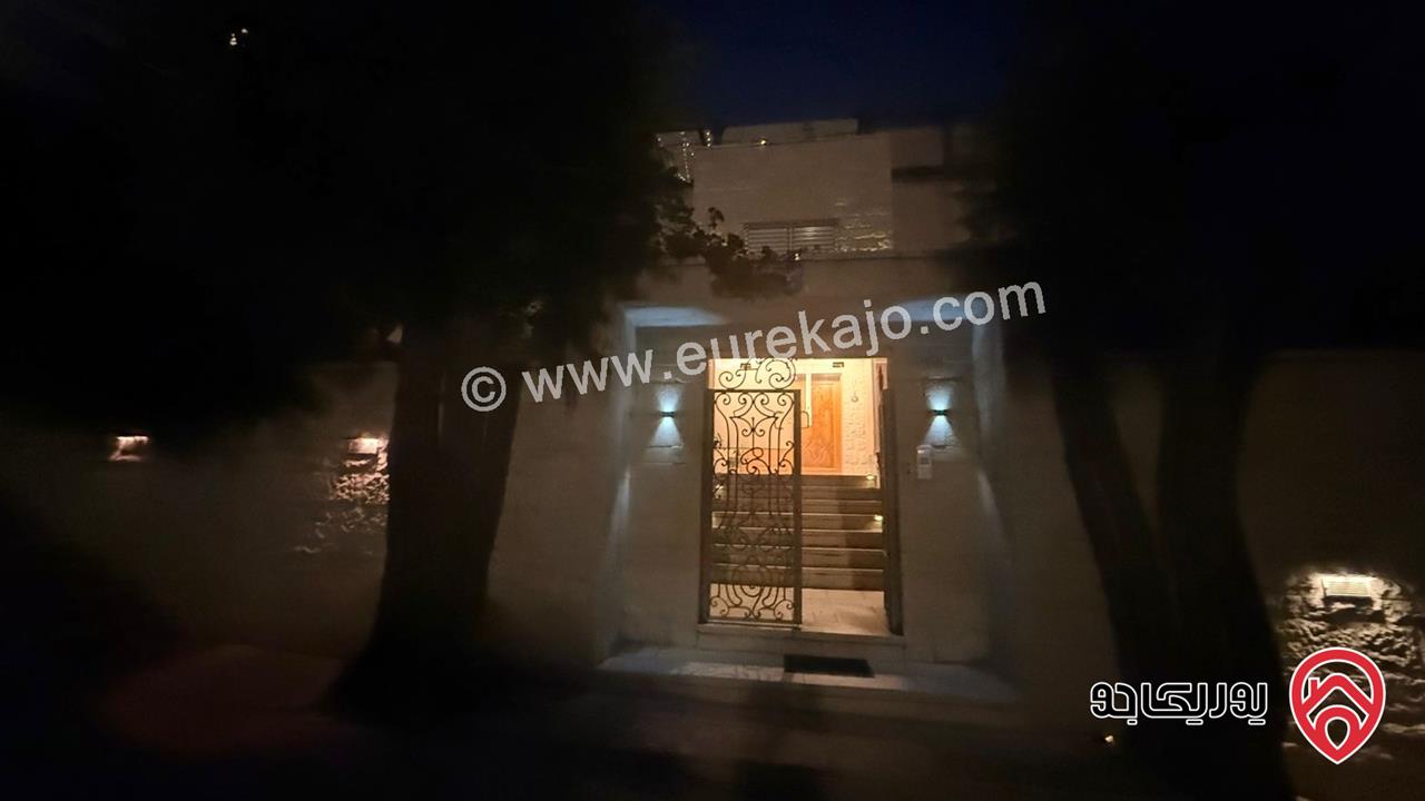 فيلا كبيرة مساحة البناء 800م على أرض 746م مع مسبح وحديقة واسعة للبيع في أرقى مناطق عمان الغربية - الكرسي