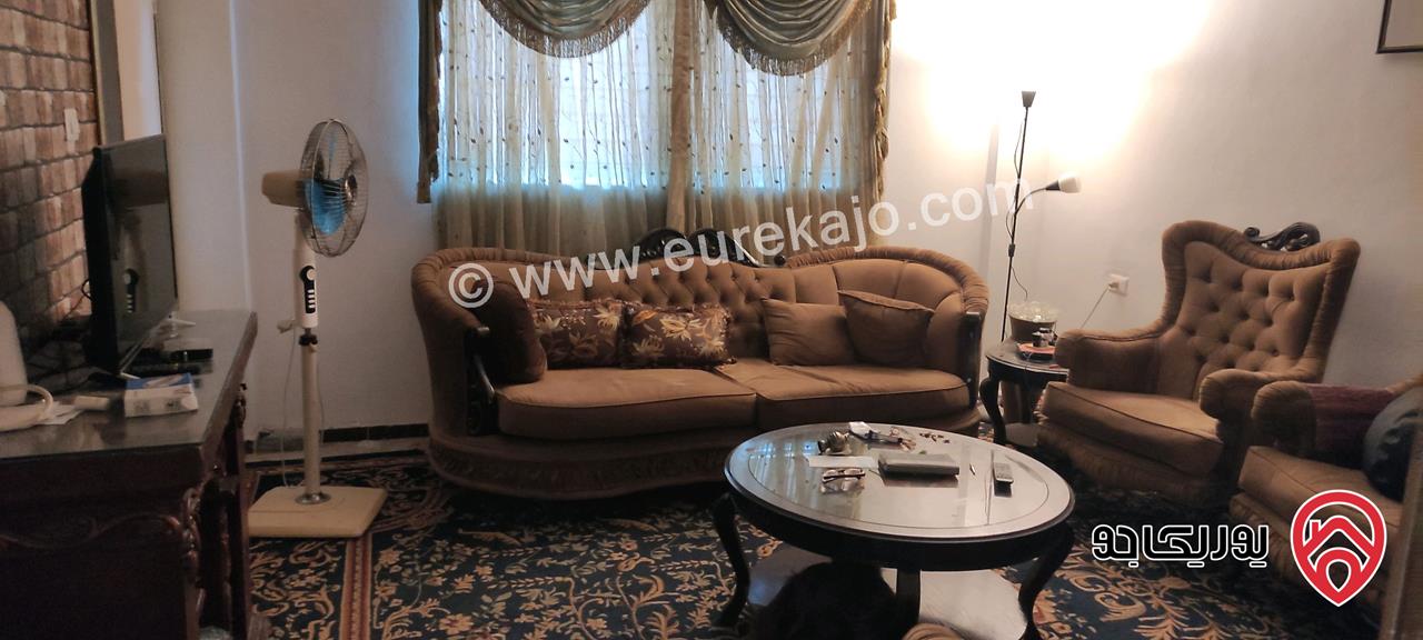 بيت طابقين مساحة 330م على أرض 380م للبيع في الزرقاء - شارع الكرامة