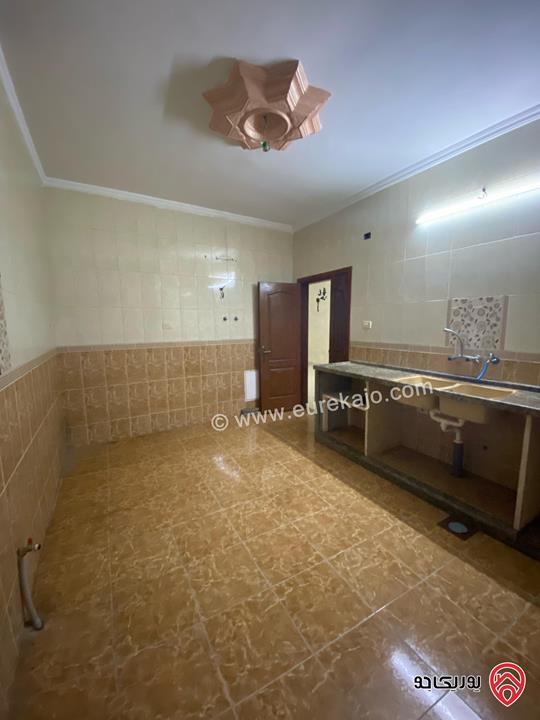 عمارة تجارية مساحة الارض 130م للبيع بمنطقة الزرقاء الغويريه مخازن على الشارع و شقه بمدخل مستقل