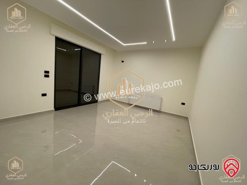 شقة فارغة أرضية مساحة 225م داخلي و 200م خارجي للايجار في عمان - الجبيهة