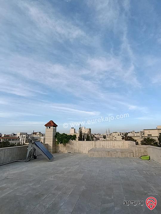 فيلا مساحة 700م على أرض 670م للبيع في عمان - الجبيهة بالقرب من اشارات المنهل والجامعة الاردنية موقع رائع 
