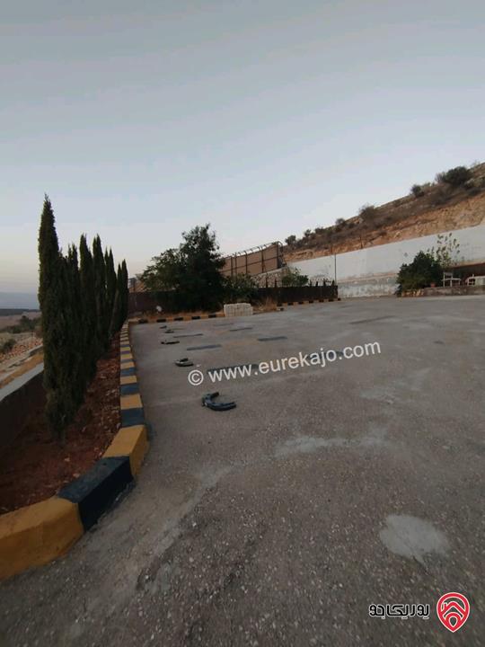 مزرعة مساحة الأرض 4 دونمات مع شاليه 250م للبيع في جرش خلف جامعة فيلادلفيا