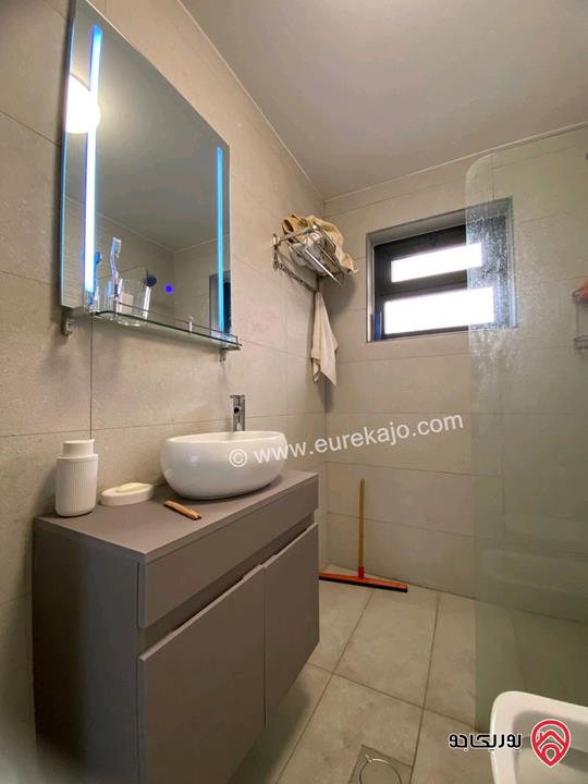 شقة مفروشة طابق أرضي مساحة 120م داخلي و 40م خارجي للإيجار في عمان - عبدون