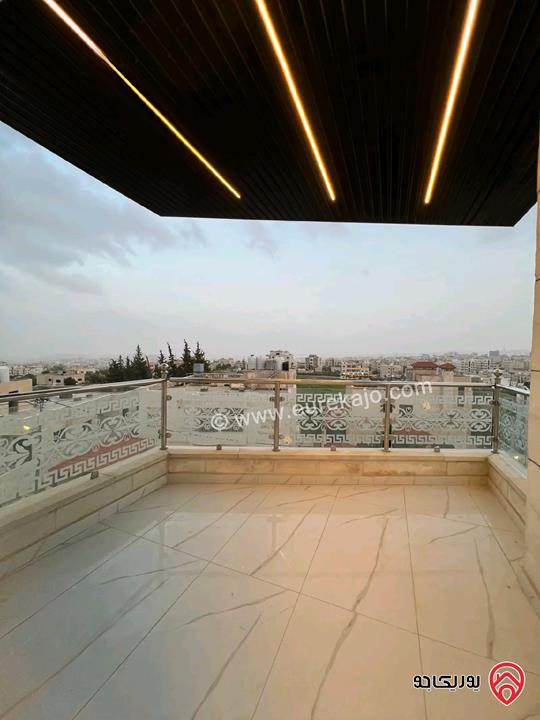 شقة طابق ثالث مع روف مساحة 202م للبيع في عمان - ابو نصير