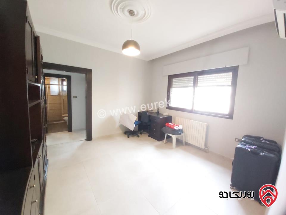 شقة طابق ثاني مساحة 200م للبيع  في عمان - ام اذينة