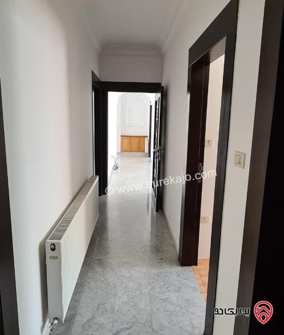 شقة مميزة طابق ثالث مساحة 240م للبيع في عمان - الكرسي