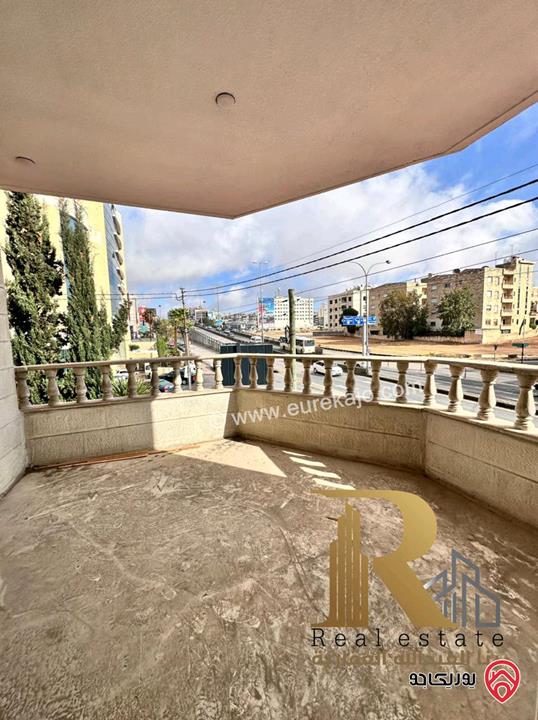 شقة طابقية مساحة 310م طابق أول للبيع في عمان - ام اذينة