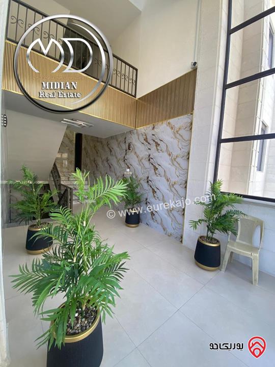 شقة ارضية للبيع في عمان - ضاحية الرشيد مساحة 210م مع ترس 40م تشطيبات و ديكورات عصرية فاخرة جديدة لم تسكن