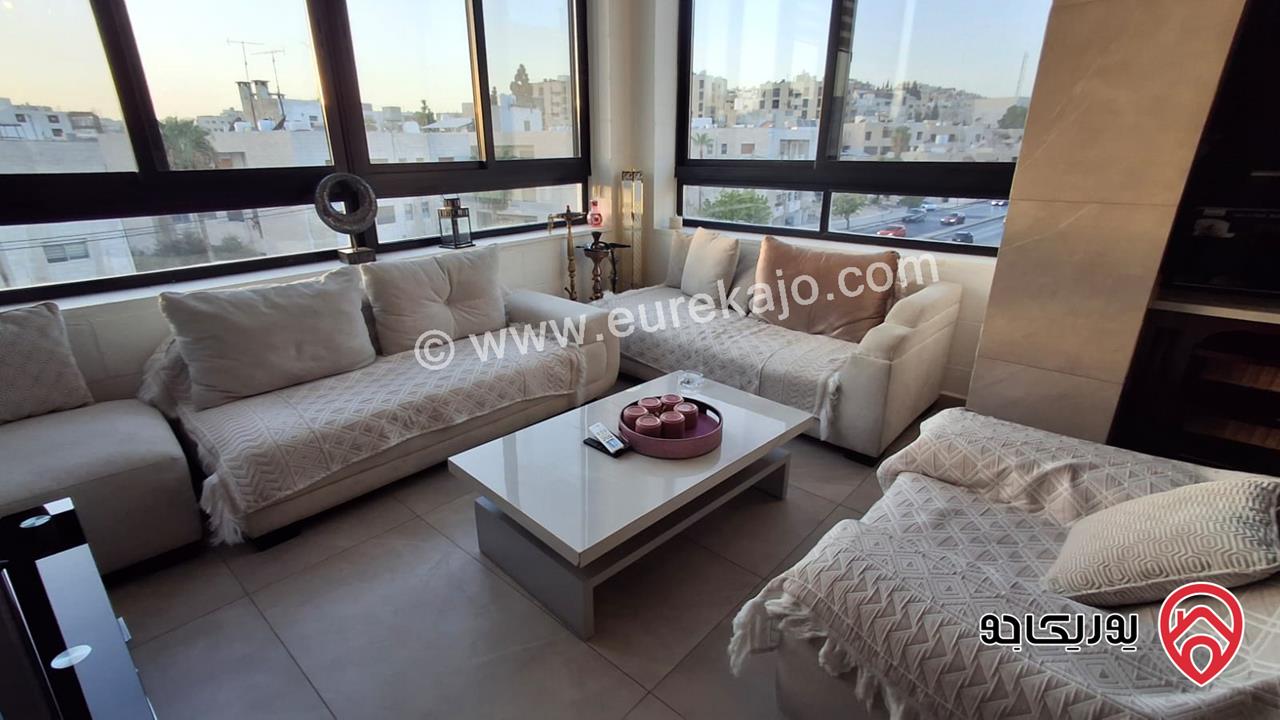 شقة فاخرة مفروشة طابق أخير مع روف مساحة 300م للايجار في عمان - الرابية