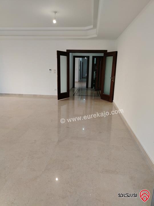 شقة مميزة طابق ارضي معلق مساحة 230م للبيع في عمان - دير غبار